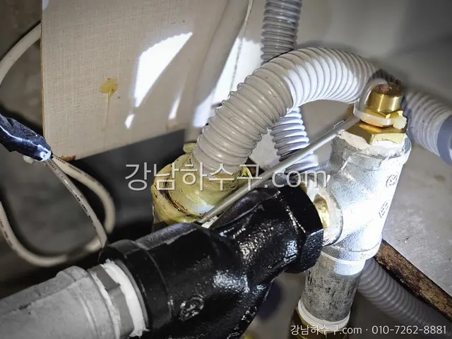 급수 배관 밸브와 호스 연결부 — 새는 기구 바로 앞 밸브부터 잠급니다