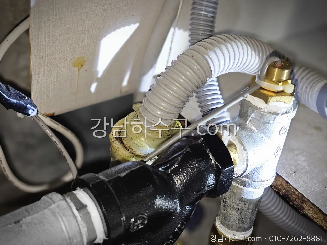 급수 배관 밸브와 호스 연결부 — 새는 기구 바로 앞 밸브부터 잠급니다