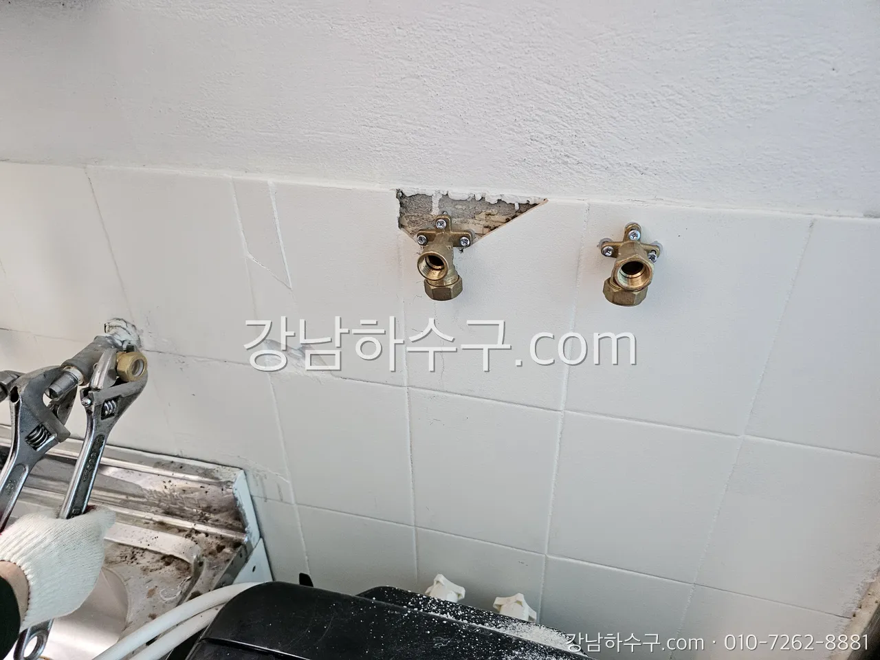벽에서 나온 온수·냉수 급수구와 편심 자리 — 교체 후 누수의 대부분은 이 연결부입니다