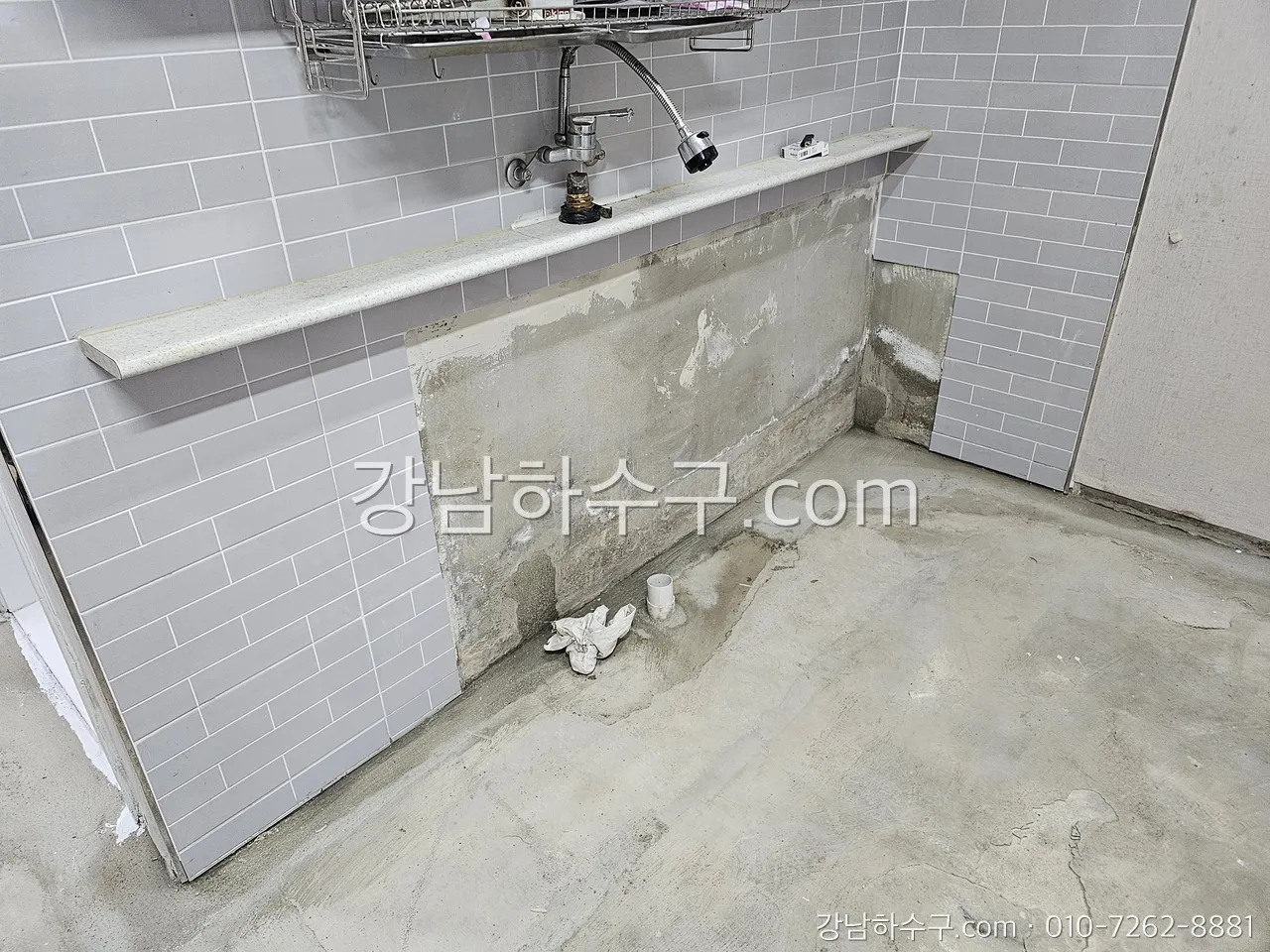 욕실 벽 급수 배관 노출 상태 — 벽 급수 간격과 편심 위치가 노출형 수전 교체의 출발점입니다