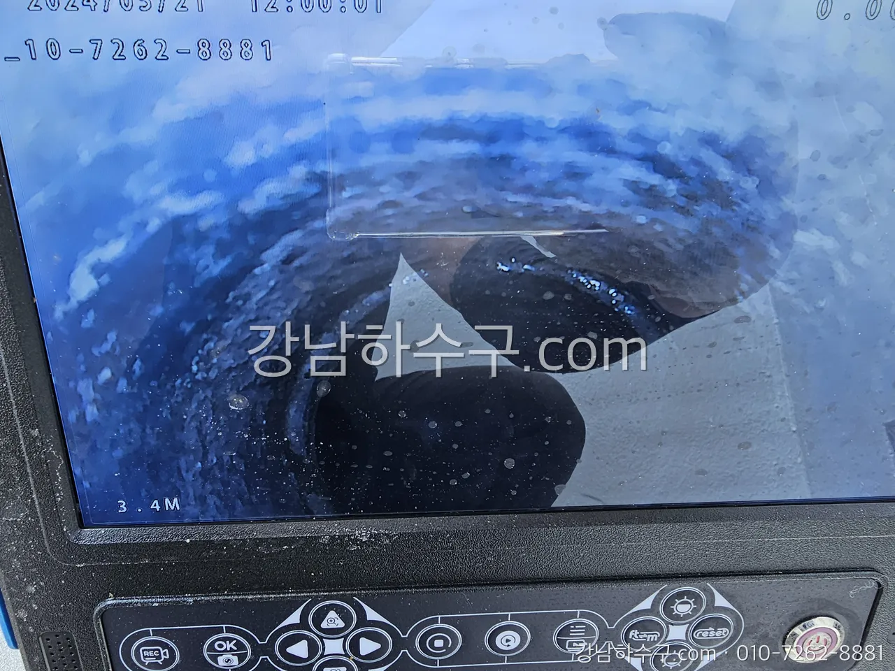 배관 내시경 화면에 물이 고인 구간 — 역구배로 물이 흐르지 못하고 고여 있는 상태