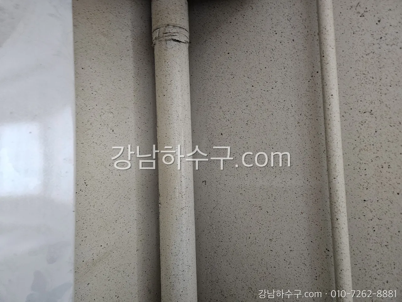 외벽을 따라 올라간 입상관과 통기관 끝단 — 어디서 열려 있는지, 막혔는지 먼저 봅니다