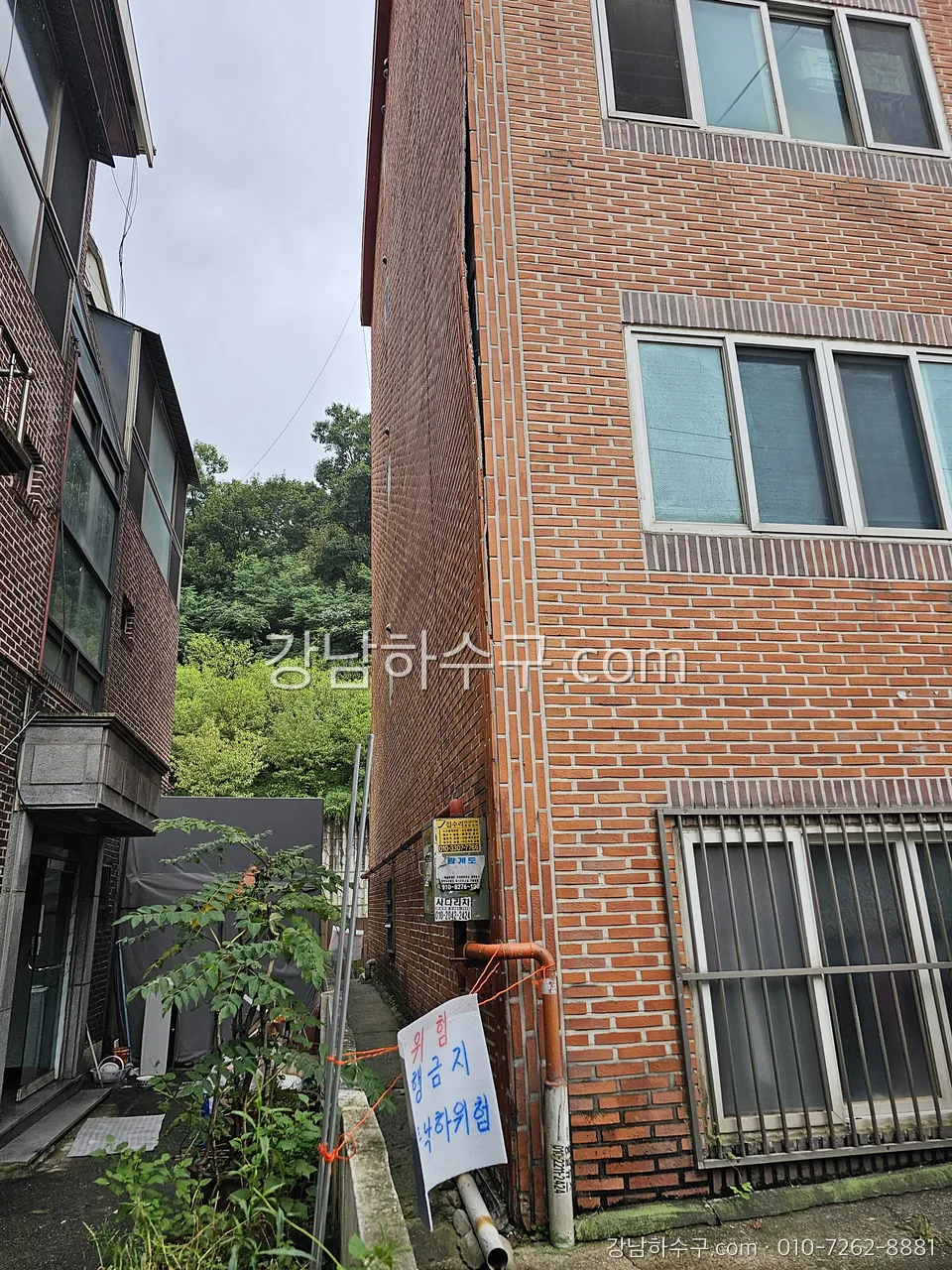 외벽 배관 입상 구간 — 개조 건물은 통기 분기 없이 이어 붙인 관이 이런 자리에 보입니다