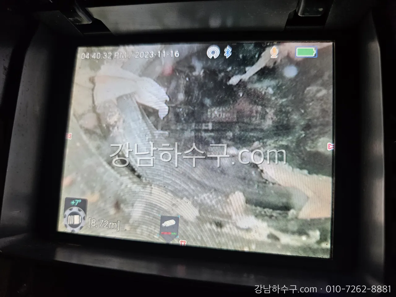 배관 내시경 모니터 화면으로 관 안쪽에 남은 이물질을 확인하는 모습