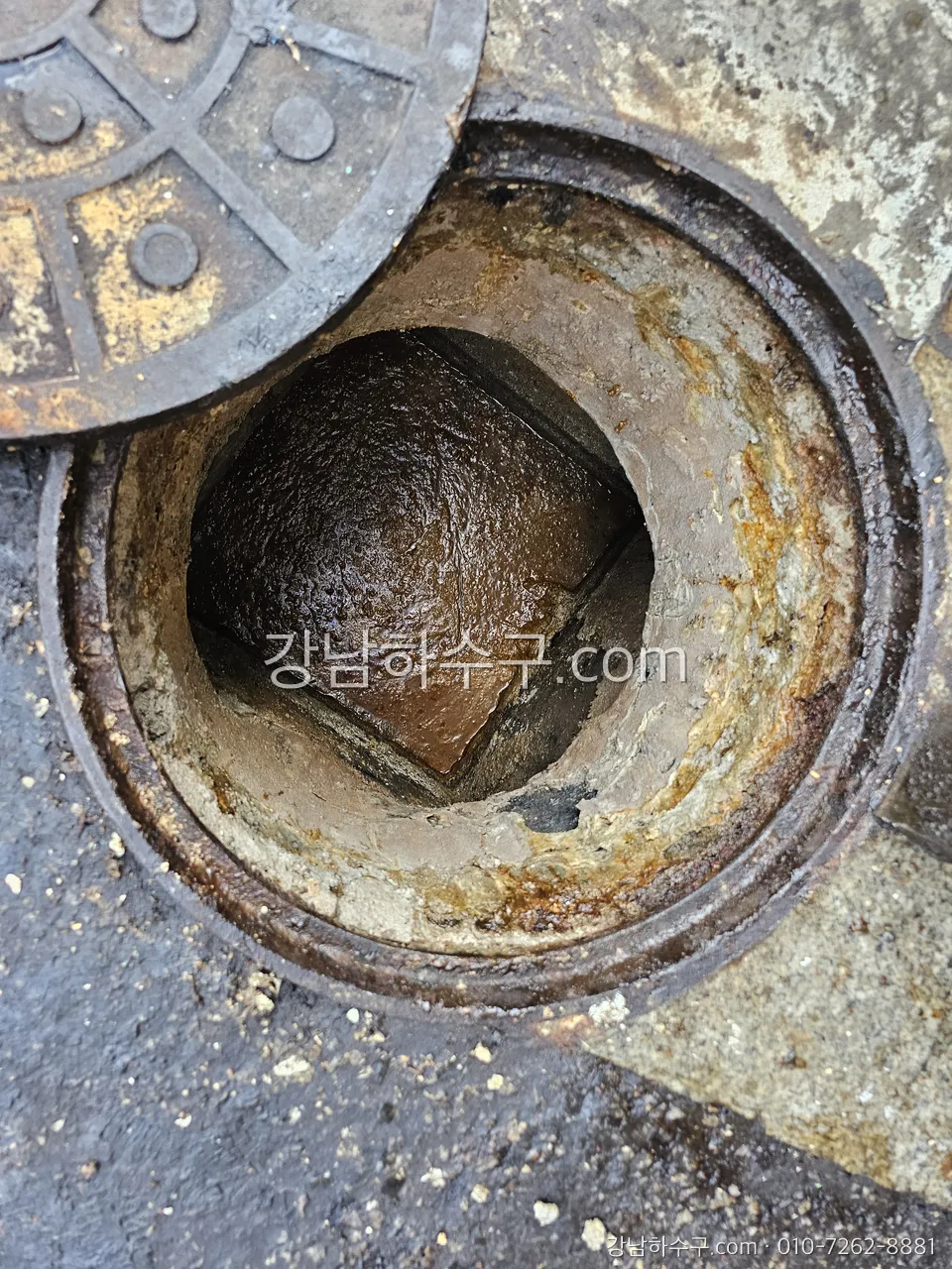 녹슨 바닥 배수구 뚜껑을 연 상태