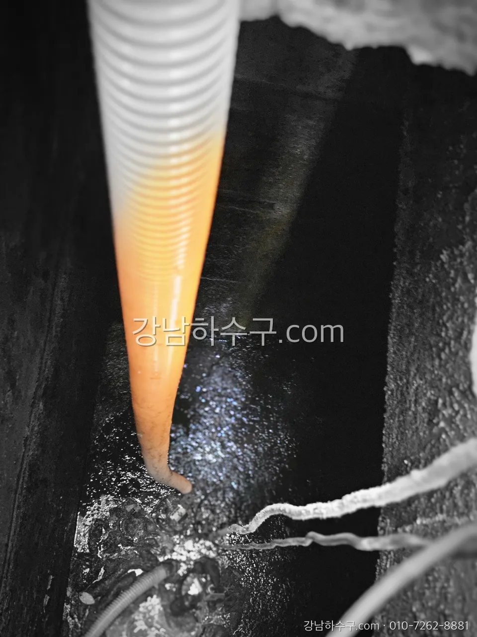고압 노즐을 배관 안으로 투입하는 모습