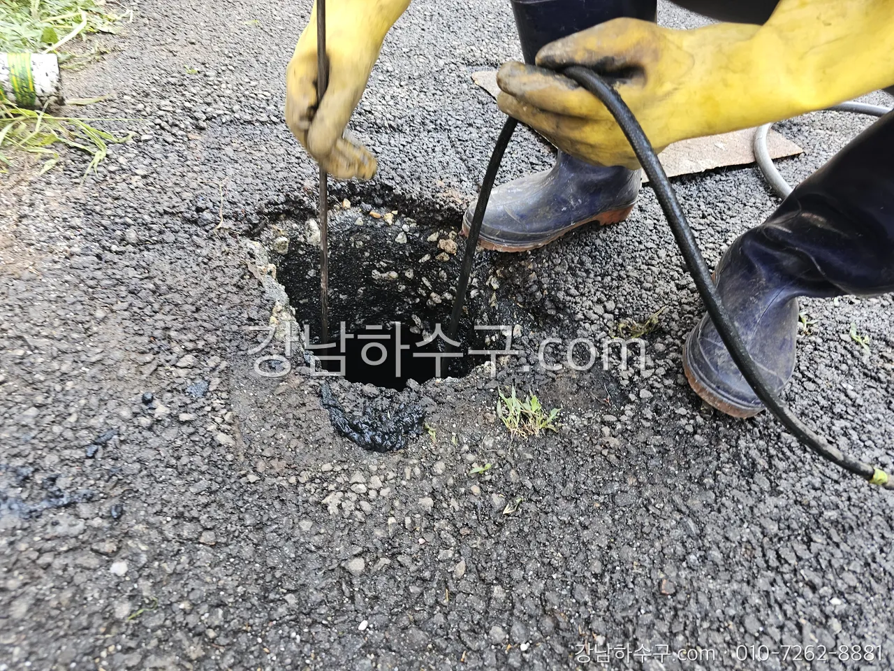 건물 외부 배수구 고압세척 작업