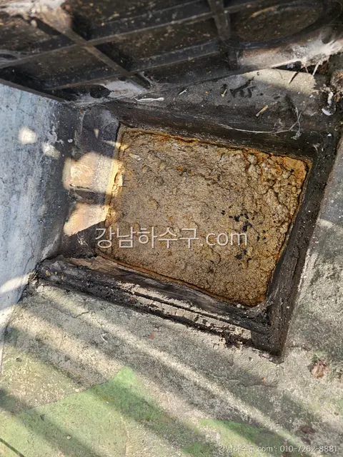 기름이 굳은 그리스트랩 내부