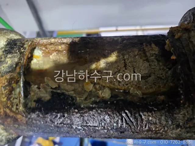 기름이 굳어 좁아진 주방 배관 단면