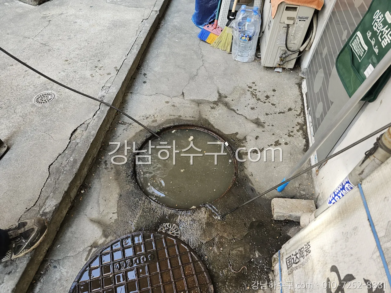외부 맨홀 주변에 물이 고인 역류 현장