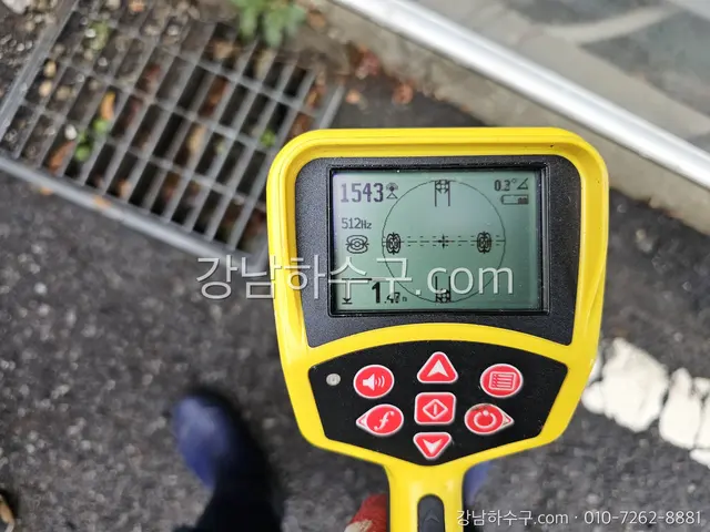 관로탐지기로 배관 위치와 깊이를 확인