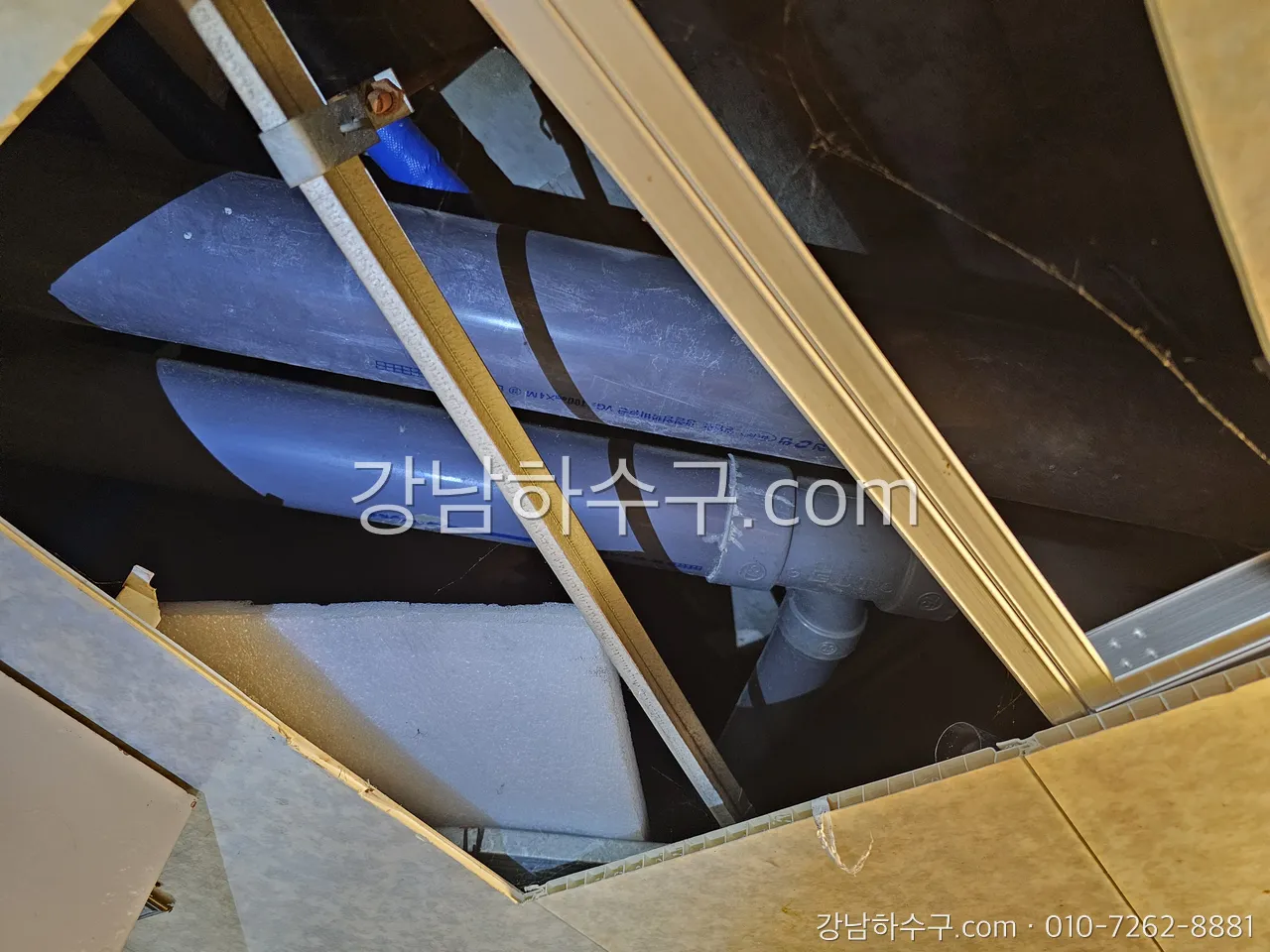 천장을 열어 확인한 배관