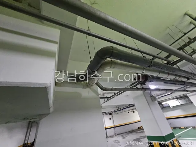 지하주차장 천장을 지나는 건물 횡주관 라인