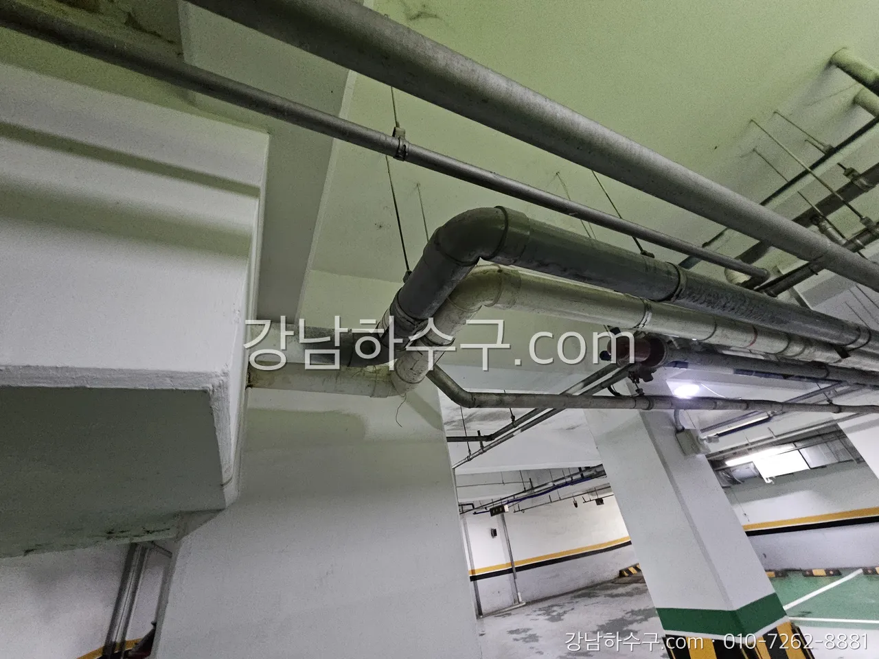 지하주차장 천장을 지나는 건물 횡주관 라인