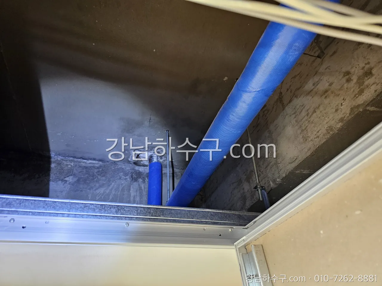 천장 속을 지나는 건물 공용 배관