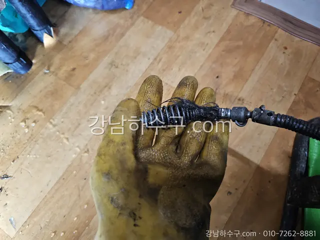 배관 스케일링용 체인 스케일러 헤드를 손에 든 모습