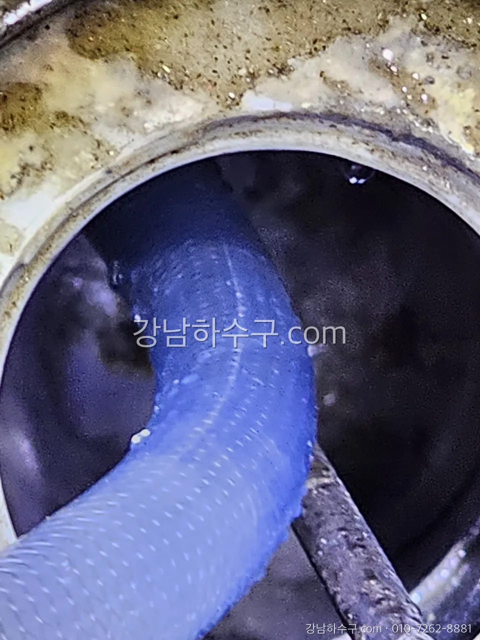 배관 내부에 호스를 넣어 관 벽 상태를 확인하는 모습
