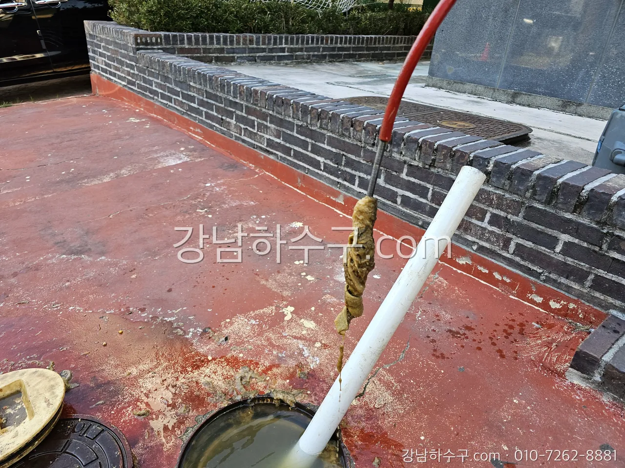 우레탄 방수 옥상의 루프드레인에 고압세척 호스를 넣은 모습