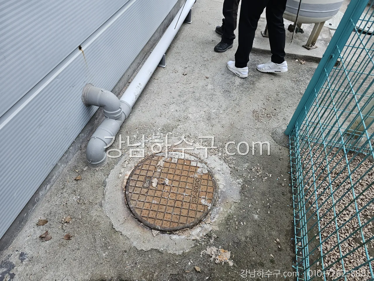 외벽 홈통이 지면 우수받이로 연결되는 부분
