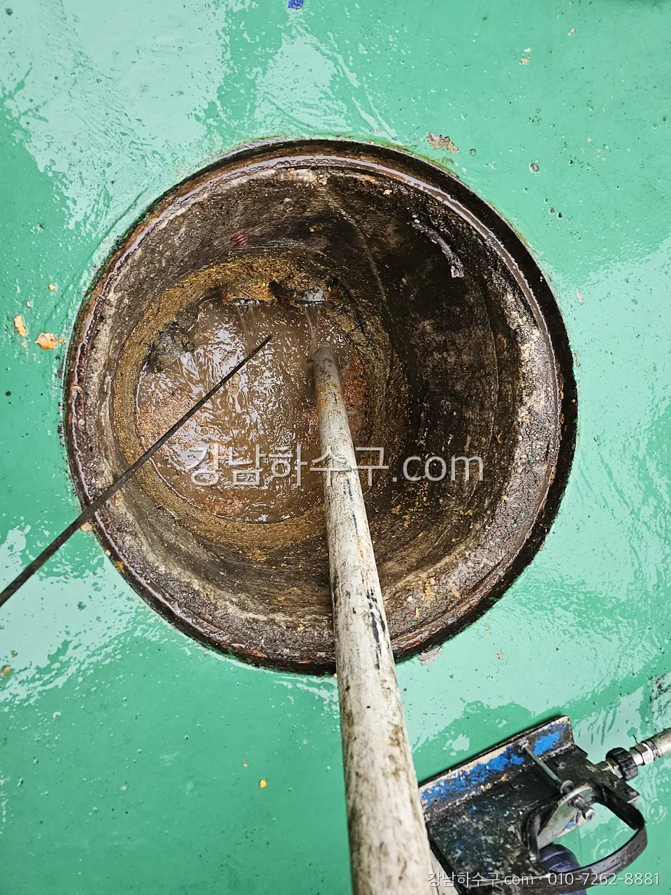 옥상 드레인에 고압세척 호스를 넣어 입상관 상단을 뚫는 작업