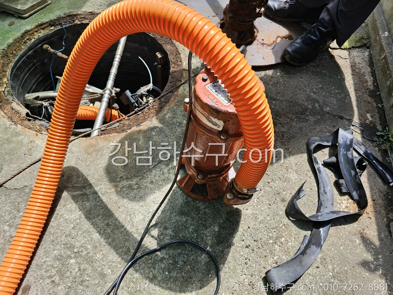 집수정에서 인양한 펌프와 주름호스 — 인양 조건에 따라 작업 시간이 달라집니다