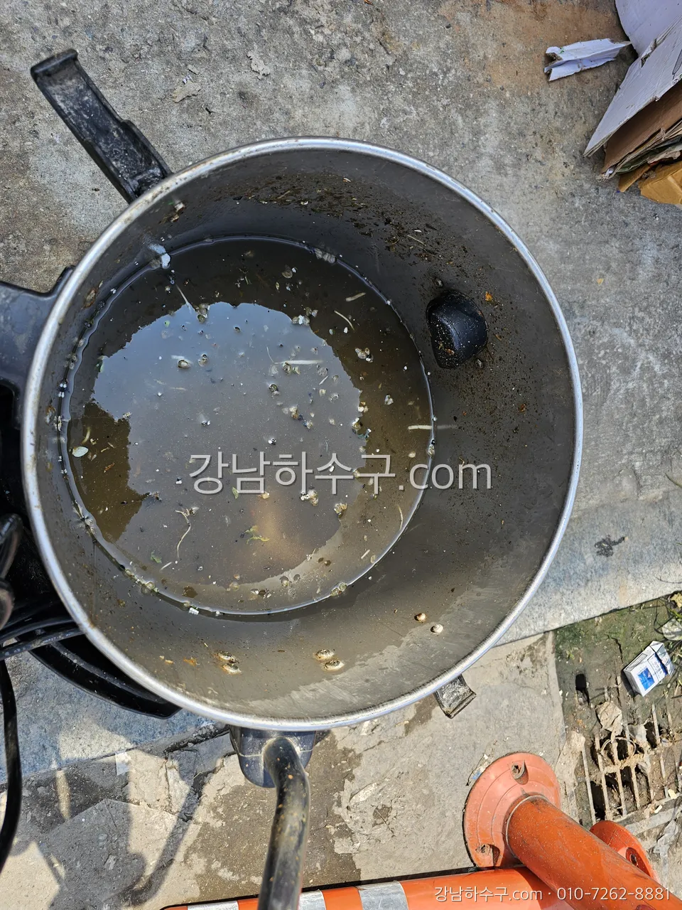 수중펌프 하부 스트레이너 — 슬러지에 묻히면 새 펌프도 물을 못 빨아들입니다