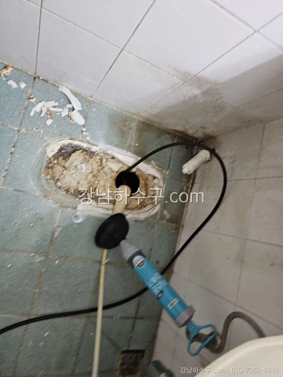 변기를 탈거한 뒤 바닥 플랜지와 배수구 상태를 점검하는 작업