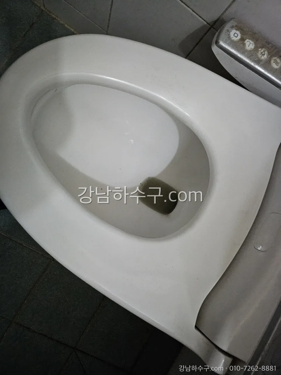 물탱크 부속 점검을 위해 살펴보는 변기 본체와 물내림 상태
