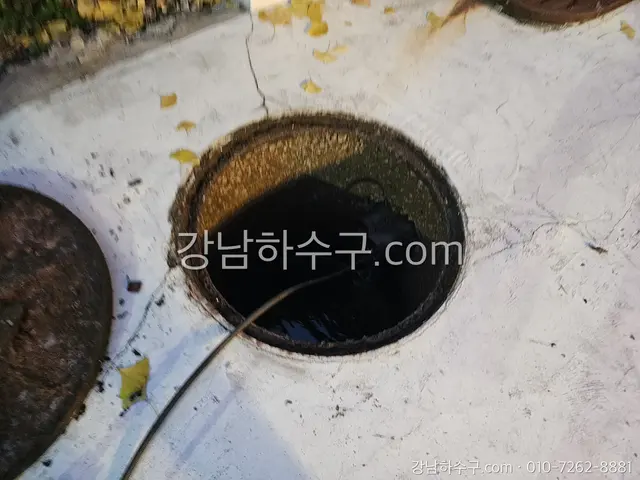 세면대 배수구에 스프링 장비를 넣어 벽 속 배수관을 관통하는 작업