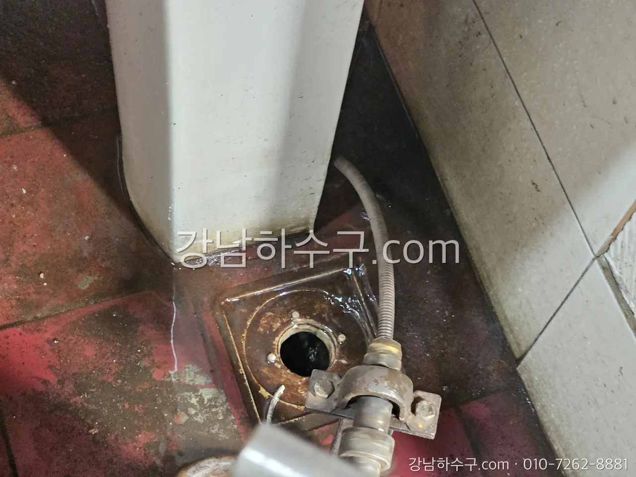 세면대 아래 배수 트랩과 연결 부속을 분해한 상태