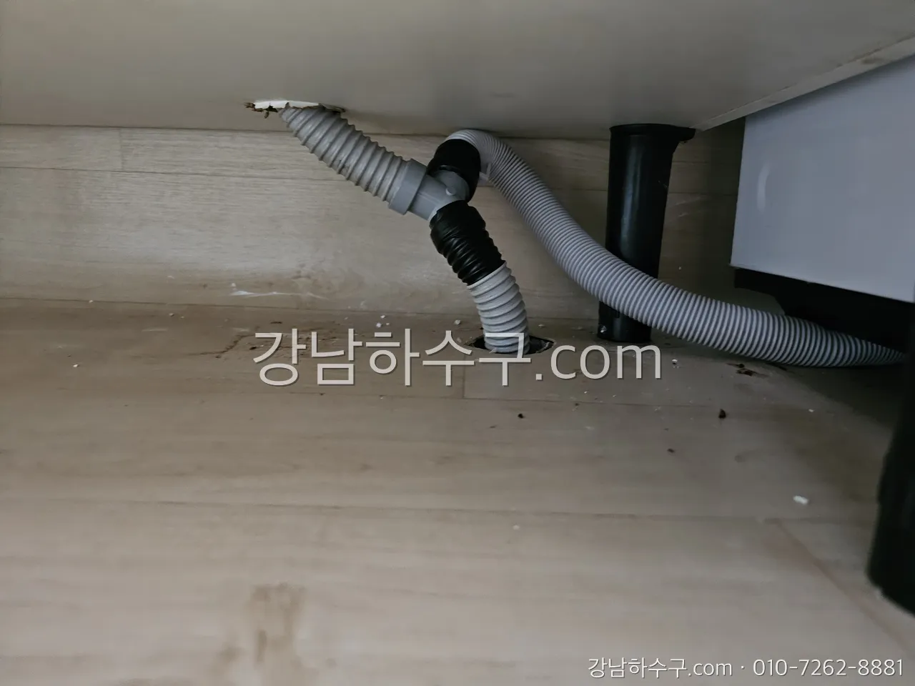 세면대 하부장 안 배수 주름관과 벽 연결부